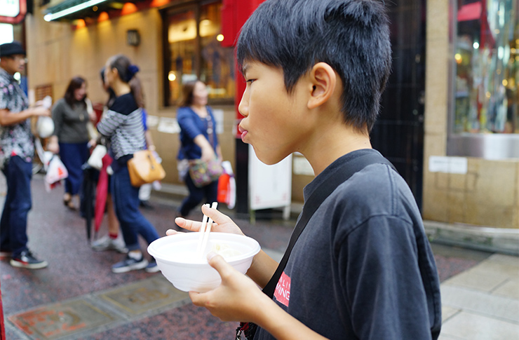 歩きながら食べるのは乞食の子 : 故事ことわざ辞典