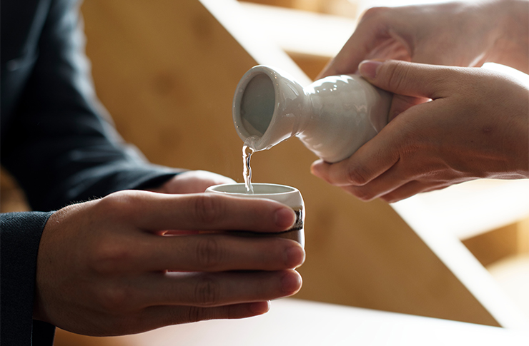 人酒を飲む、酒酒を飲む、酒人を飲む : 故事ことわざ辞典